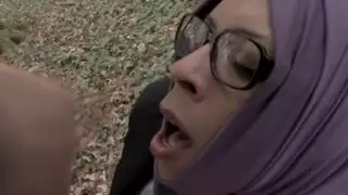 فتاة خبيرة تأخذ قضيبًا في السيارة إباحية xxx