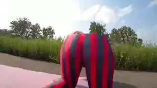 سكس صعب على جانب الطريق: ضرب فرج صديقته علناً