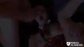 حركة إكس إكس إكس ثلاثية في الحرم الجامعي طالبة ذات صدر كبير وقاسية