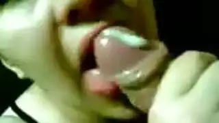 فتاة جميلة تمص حتى يغطي المني فرجها