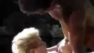 فتاة مخدرة تتوسل لحركة إكس إكس إكس عنيفة