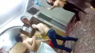 أربع عاهرات عاريات يرقصن ويقمن بالاختراق المزدوج بالألعاب