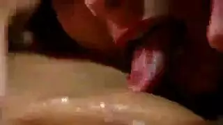 زوج ديوث يشاهد زوجته تأخذ قضيب كبير بعنف