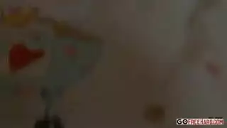 المرة الأولى لفتاة صغيرة تأخذه في مؤخرتها