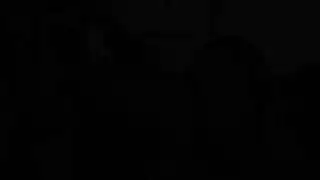 لعق خاضع: تغطي كل قضيبه بلسانها