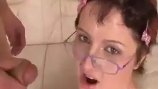 شاب بقضيب هائل يقدم حركة جنسية قوية لامرأة ناضجة