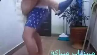 شاب مصري يمارس الجنس بقوة مع زوجة أبيه في لقاء سريع وصارخ
