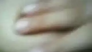 مؤخرات شابة مستديرة تأخذ زبور كبيرة