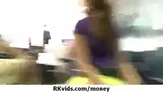 بنات عراقيات في الموصل يقدمن عروضاً قاسية نثور وتقذير وجوه