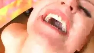 معجب مصري مهووس يبتلع السائل المنوي