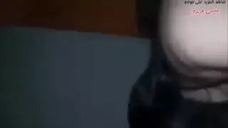 إمساك تلك المؤخرة الساخنة من الخلف في مشهد إباحي