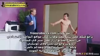 زوجة عاهرة تتوسل لقذف فني الصيانة على ثدييها