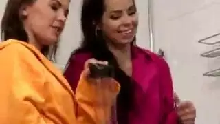 كارينا كابور تمص قضيباً وتُملأ بالسائل المنوي