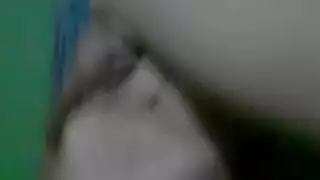 شباب منضخمون يأخذون زبًا شرجيًا ضخمًا