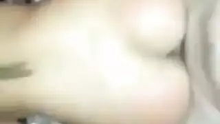 فرج صغير جاهز لممارسة جنسية ثلاثية قاسية