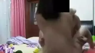عاهرات ناضجات تشاركان قضيباً صلباً في خيال وقوف جماعي