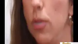 كلب يمارس الجنس مع فرج ضيق في شريط جنس حيواني خام