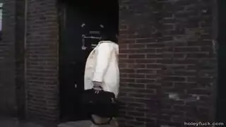 دحك عليها وفتحها