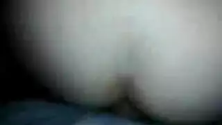 فتاة صغيرة تتعرض ثقبها الضيق للتدمير بقضيب كبير