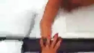 شقراء ممتلئة الجسم وعشيقها يمارسان الجنس الإباحي العنيف على الكرسي