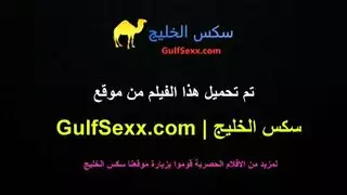 الأب يكتشف علاقة ابنه مع أم عزباء، وينضم لهما في جبة جماعية صريحة