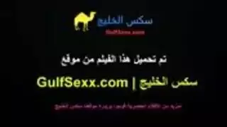 طبيب ناضج يمارس رعاية مكثفة على متطوعين راغبين