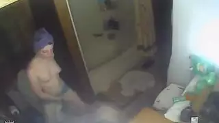 متلصص يصور صغيرة جلسة استمناء ساخنة في الحمام