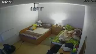 شاب نائم يستيقظ على تدليك لقضيبه
