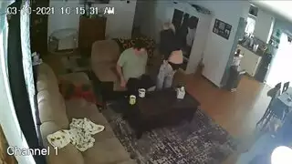يشعر بالملل والإثارة، فيتصل بصديقته لتأتي ويمارس الجنس معها بشدة