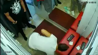 لقطات تجسس سرية: نساء تخلعن ملابسهن في غرفة تبديل عامة