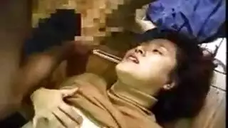 الأم الآسيوية تمص القضيب وتتبادل القبلات مع صديقها في مشهد صريح