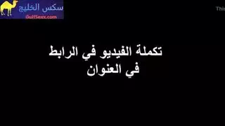 شرجي عنيف: يمسك خديها ويذهب بعمق