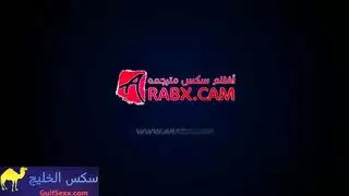 مشهد إباحي: محبوسة ومغموسة، فرجها مفتوح على مصراعيه