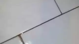 مراهقة مصرية جامدة و اجمل لعب في الكس في الحمام