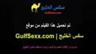 عاهرة صغيرة تمسك بعنف وتوجهه إلى فرسها الرطب