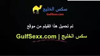 تتعرى لعشيقها، يتم تحفيزها بأصابعه ثم تمارس الجنس بقوة في كسها المبلل