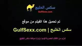 تتخطى قضيب زوجها وتدفع زجاجة في فرجها المتألم