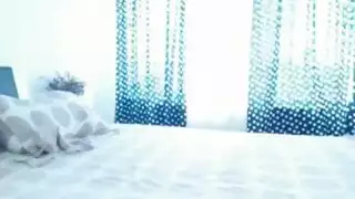 فتاة سمراء مثيرة ذات صدر كبير تجعل قضيبه صلباً ومستعداً