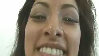 مص الحليب والقضيب جلسة مص مزدوجة