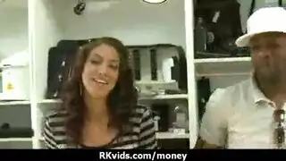 سمراء ذات مؤخرة كبيرة تُضرب بوضعية الكلب