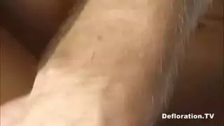 مراهقة شقراء تمط شرجها بعنف