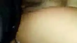 فتح عذاء من بنات صغارة