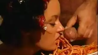 اب ينيك بنته ويفشخ كسها