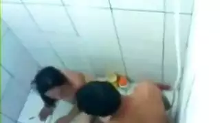 القذر يتبولون على بعضهم البعض