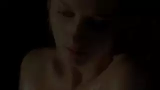شقراء ذات ثديين كبيرين في مشاهد إباحية صريحة بالجوارب السوداء والكعب