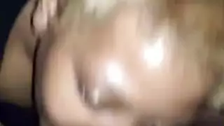 امرأة ناضجة ساخنة ترضي شريكها بعمق الحلق