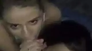 المراهقات المتمردات يستغلّن أحمقاً لمشهد إباحي