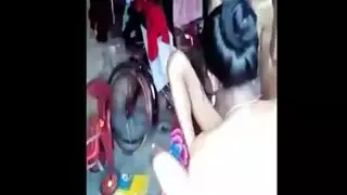 كاميرا خفية لعلاقة ثلاثية في حمام عام – إباحية هاوية