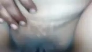 عاهرة جميلة تضغط برفق على صدرها ، بينما لا يوجد أي شخص آخر في المنزل لرؤيتها