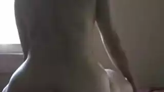 العاشق المُغلق عليه يلعق بظرها من مدخل الباب